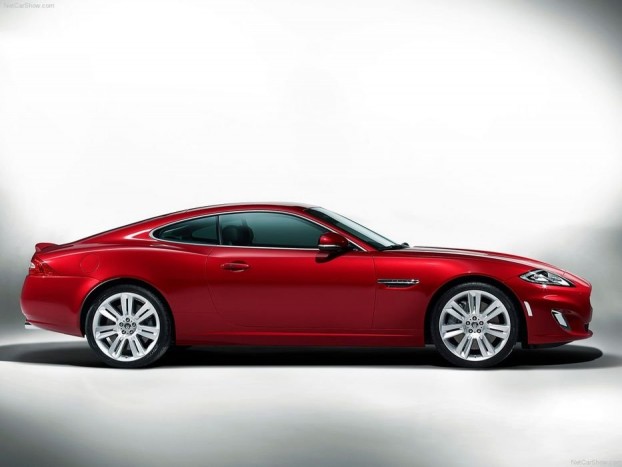 A Jaguar XKR oldalról