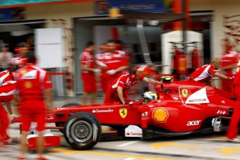 Több csapatrádiót akarnak az F1-rajongók