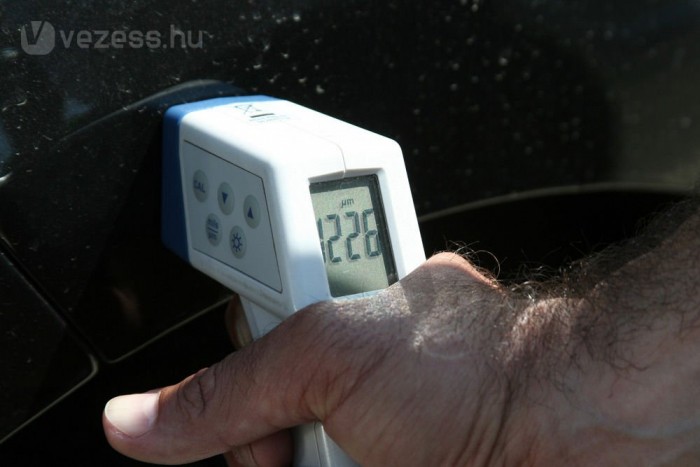 Gitt van a festék alatt, azért ilyen vastag. A hátsó sárvédő alját kellett javítani