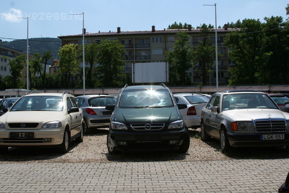 A G Astra és a Zafira A is népszerű használtan. A kombit a német taxik elefántcsont színében rendelte a tulaj, így senki nem hiszi el neki, hogy nem volt taxi