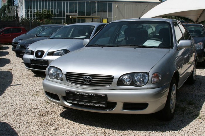 Egymillió alatt jó családi autókat találni az 1990-es évek második feléből. A képen egy 2001 előtti Toyota Corolla