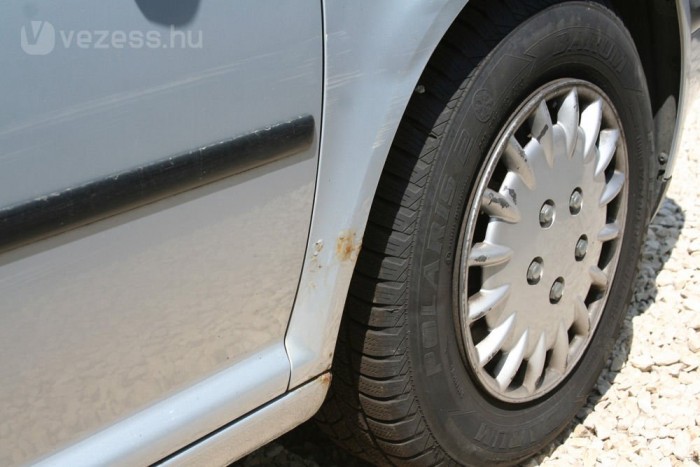 Valószínűleg sérült valahol ez a Golf IV és nem gyári technológiával állították helyre, különben aligha rozsdásodna így