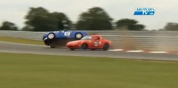 Halálos szaltót élt túl a Mazda pilótája