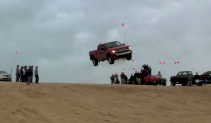 Ne utánozd a filmek autós ugratásait!