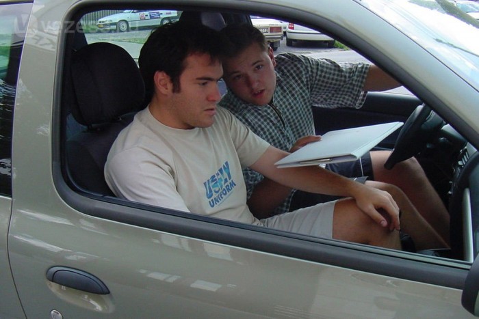 Skoda és Dacia: nekik bejött az élet 10 | Vezess Horváth Zsolt hírszerkesztőnk is bő tíz éve dolgozik a Vezessnél, itt a Clio tesztautóban ülnek Farkas Alberttel, aki a fejlesztéseket koordinálta. A Clio csak 75 lóerős volt, de xenon-lámpája miatt pucoltak ki előle éjjel az autópályán