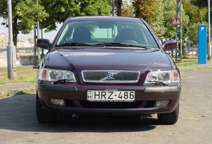 Skoda és Dacia: nekik bejött az élet 13 | Vezess Sosem feledjük az elsőt: első tesztautónk egy Renault-dízelmotoros Volvo S40 volt. Nagy Gergő írt róla, aki időközben lapigazgatóként dolgozik kiadónknál