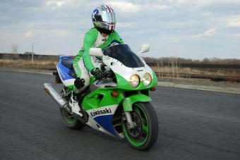 Motorozás hamis rendszámmal, jogsi nélkül