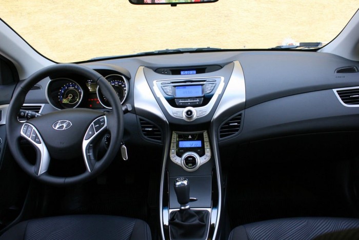 A műszerfal is modern.  Az ESP, a hat légzsák és az USB-csatlakozó minden felszereltséggel széria