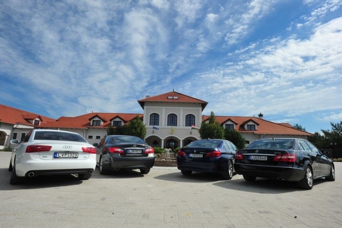 Négy elegáns limuzin a Bodrogi Kúria parkolójában, Inárcson
