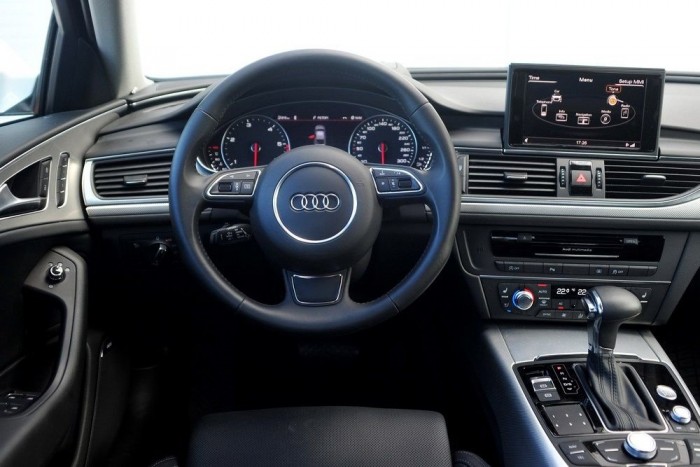 A széles kardánalagút jelzi: nem A4-es. Viszont, amilyen tágas a kocsi, akár A8-as is lehetne