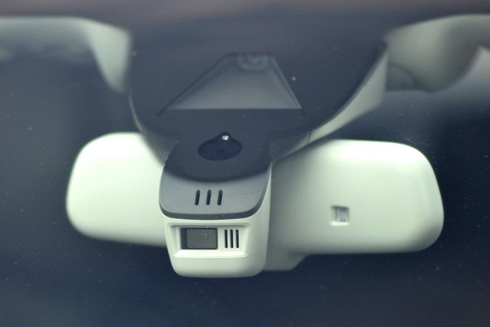 Kamerák, radarok figyelik az utat, hogy az autó segíthessen vezetni