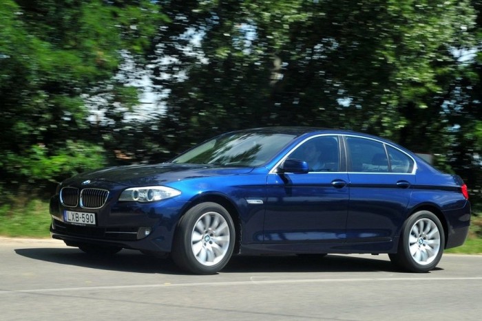 Az új Ötös kicsit fura, ahogy egyszerre nagy, sportos és prémium