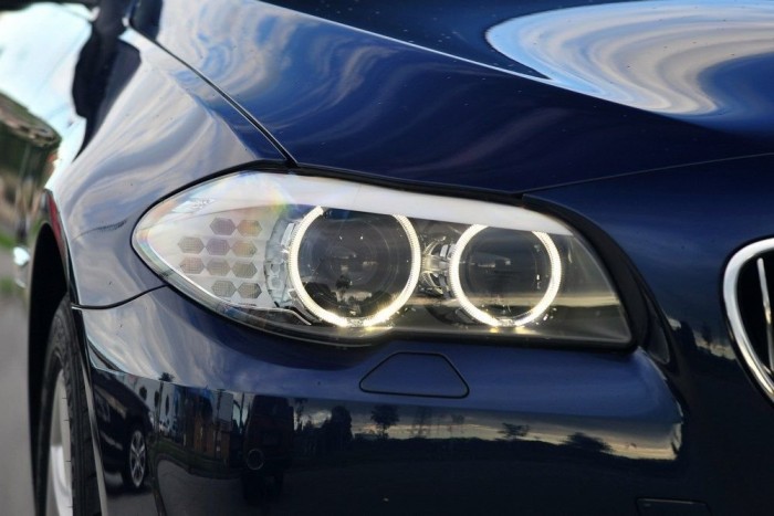 Sportpályás hangulatot sugall a méhsejtes foncsor a lámpatest sarkában