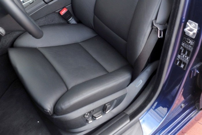 Az ülés nagyszerű, minden motoros combtámasztól fejtámláig