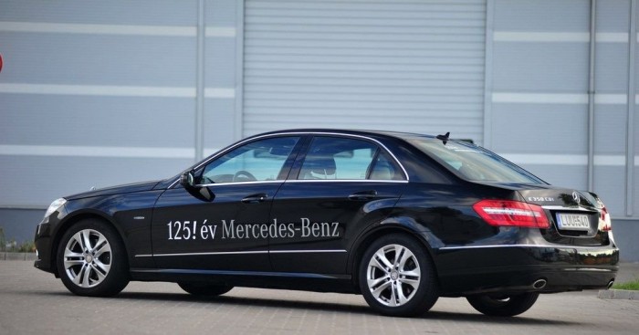 Felesleges törések és modernkedő ívek rontanak kicsit a konzervatív dizájnon