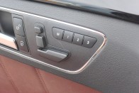 A Mercedesben vannak a legpraktikusabb helyen az ülés gombjai. Bónusz: nem két, hanem három memóriahely!