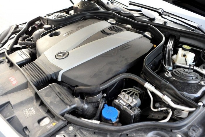 Csendes, erős a 350CDI jelű V6-os háromliteres dízel; a tesztautóban még csak 231 lóerővel, így mégis ez a leggyengébb a négyesből. Azóta 265 lovasra húzták, hogy lenyomja a BMW-t és az Audit