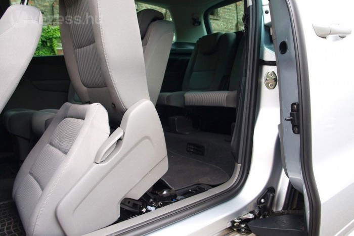 Még hátra is könnyű a beszállás, kellő rést nyit az előredöntött ülés