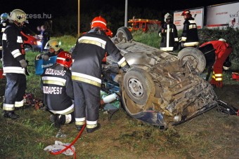 Rendőrök elöl menekült, felborult