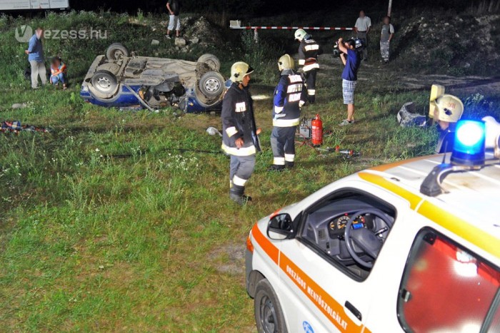 Rendőrök elöl menekült, felborult 3