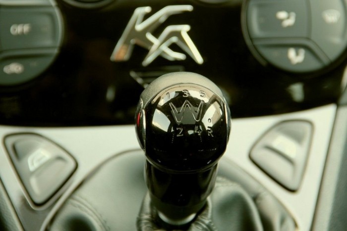 Apró zseniális villanás: a H-váltó sémája helyett W-t rajzoltak a váltógombra