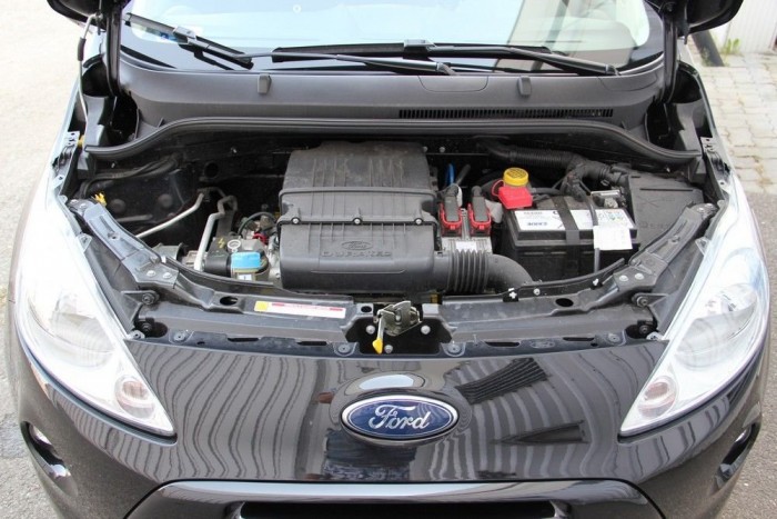 Az 1,2 literes, négyhengeres, nyolcszelepes, 69 lóerős Fiat motor reménytelenül elavult a mai kisautók mezőnyében