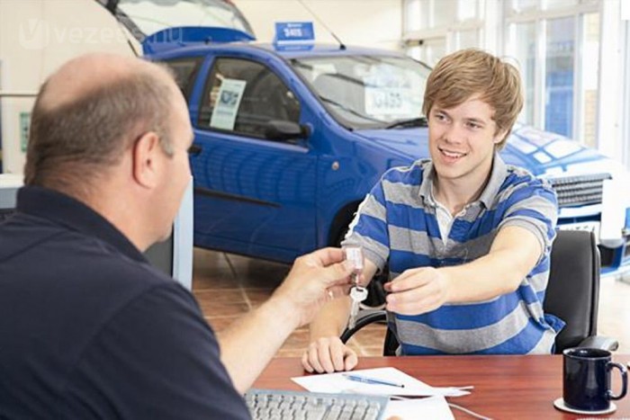 Ismeretlen alkuszcégek ajánlatait kényszerítik a vevőre 5 | Vezess Autó vásárlásakor a kereskedővel kapcsolatban álló alkuszcégen keresztül választhatunk biztosítót