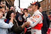 F1: Button Manchesterben száguldozott – videó 2