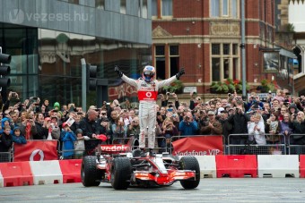 F1: Button Manchesterben száguldozott - videó
