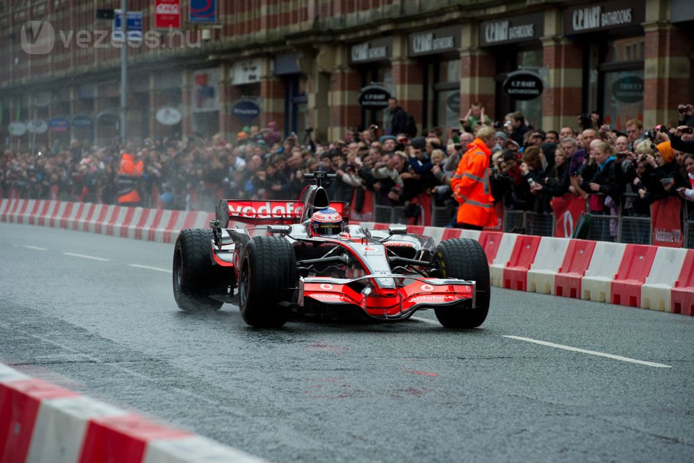 F1: Button Manchesterben száguldozott – videó 5