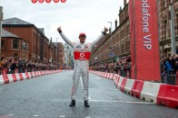 F1: Button Manchesterben száguldozott – videó 10