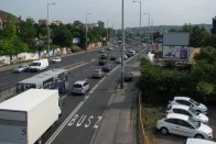 Motorosok igen, háromemberes kocsik továbbra sem használhatják a buszsávot