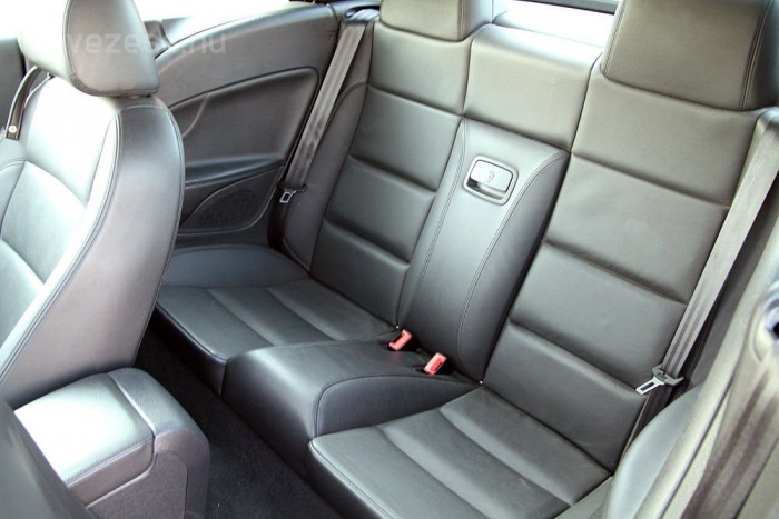 Nyitott tetővel huzatos, csukottal fejben szűk a hátsó üléssor