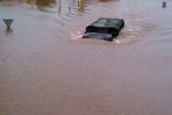 Víz alatt is megy a teherautó - videó 