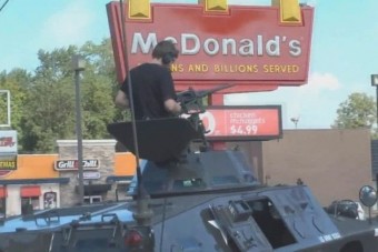 Tankkal indult hamburgerért az orosz fegyvermániás 