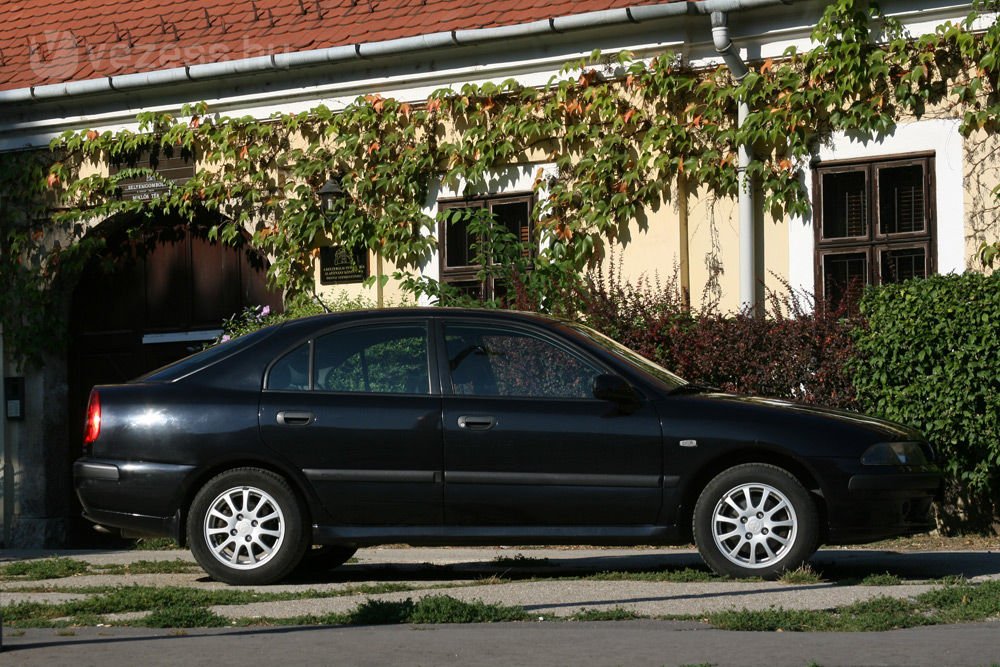 Kicsit kilóg a kompakt autók közül a Carisma, de nem is középkategóriás