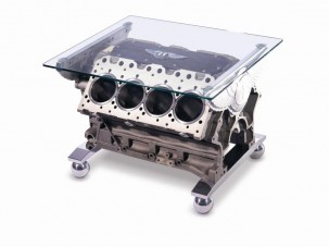 Kalapács alatt a Bentley V8-as asztala