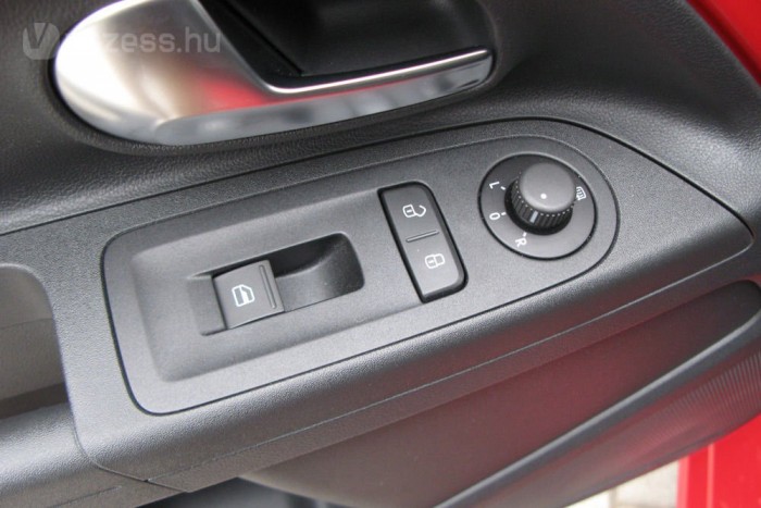 Exkluzív: vezettük a legolcsóbb Volkswagent 8 | Vezess Egy kevés a régebbről ismert alkatrészek közül. Az elektromos tükörállítás és ablaklehúzás gombjai majd minden Volkswagenben ugyanezek