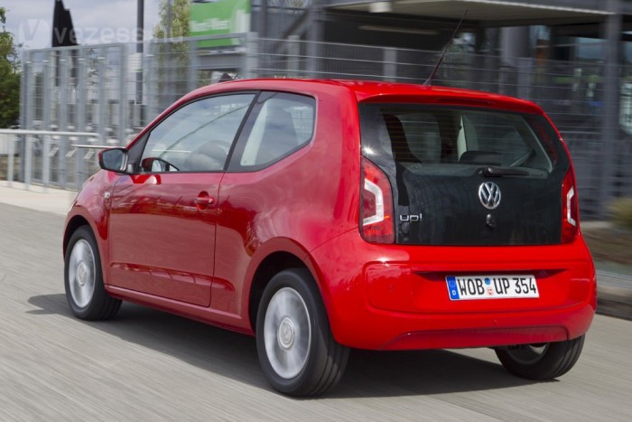 Exkluzív: vezettük a legolcsóbb Volkswagent 6 | Vezess Nem új ötlet, de jól áll az Up-nak is: egyetlen üvegtábla az ötödik ajtó. Alul átláthatatlanra festették, nehogy avatatlan szemek bepillanthassanak a csomagtartóba