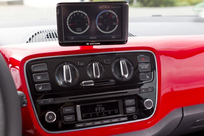 Exkluzív: vezettük a legolcsóbb Volkswagent 13 | Vezess Minden egy helyen. A középső panelről vezérelhető a fűtés-szellőzés, és ott a CD-s rádió is. Felárért a műszerfal tetejére pattintható a hordozható infotainment egység (portable infotainment device), amely a navigációs rendszer és a fedélzeti számítógép feladatköreit is ellátja