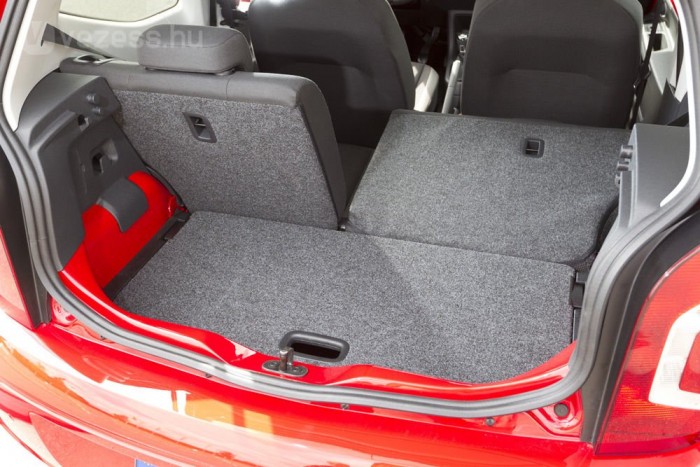 Exkluzív: vezettük a legolcsóbb Volkswagent 10 | Vezess Csak a támlák előredöntésével lehet növelni a rakteret, és az alacsony támlák akkor is előredönthetők, ha az első üléseket alaposan hátratolják. Ha a padlót ilyenkor a felső szinten rögzítjük, 951 literes térfogatot kapunk, aminek a kihasználását csak a betüremkedő lámpák nehezítik meg