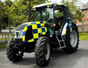 Rendőrtraktor villogóval