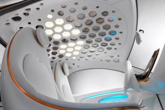 Smart tanulmányautó csillagos égbolttal 8 | Vezess A tető hatszögletű lyukacskáin bejön a fény, de nem jön be a hő. Éjjel világítanak az ablakok, mert OLED-ek vannak bennük