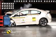 Nagyobb tömege és temérdek akkumulátora ellenére is ötcsillagosra vizsgázott az Opel elektromos autója