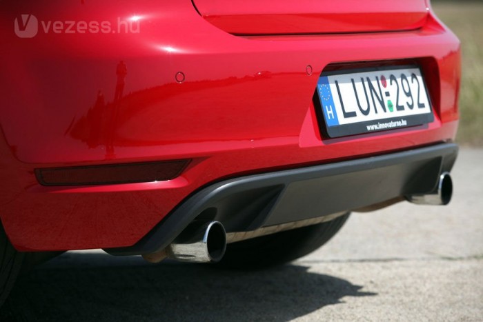 Dupla vagy semmi. Nem túl hivalkodó a dupla kipufogó; a hangja vonja magára a figyelmet. Mennyei, ahogy szól