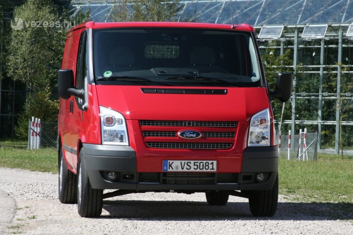 Sok pénzt spórol az új Ford Transit 8 | Vezess Az ezüstszínű rácsozásról azonosítható az új