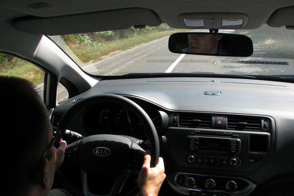 Teljesen érzéketlen a szervokormány, túl kemény a hátsó rugó, de a motor csendes, a kabin tágas.