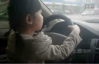 Közúton vezet egy négyéves kislány 