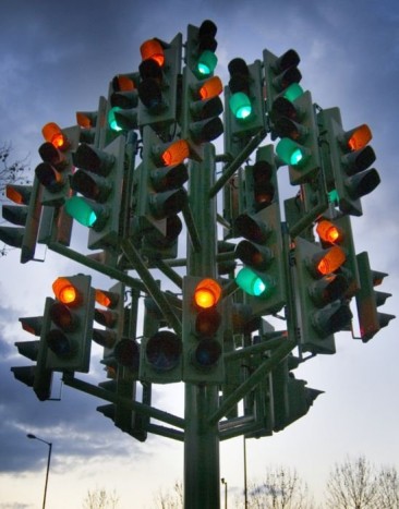 Itt a piros, hol a piros. A lámpán áthaladás mindig érdekes kérdés. 