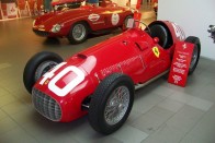 Ahol még a mosdóban is Ferrari V12-es van 32